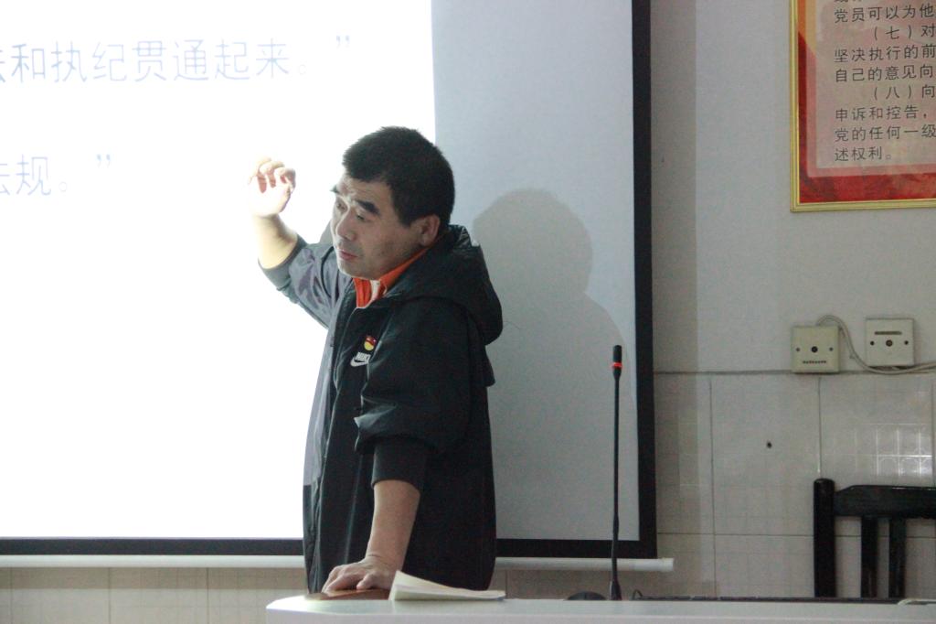 图一 党委书记肖松为全院师生党员上党课(侯添浩摄)