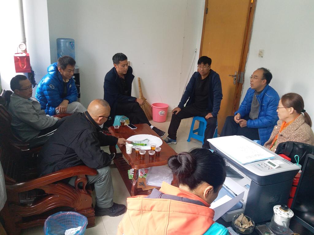 教研室评课讨论交流中