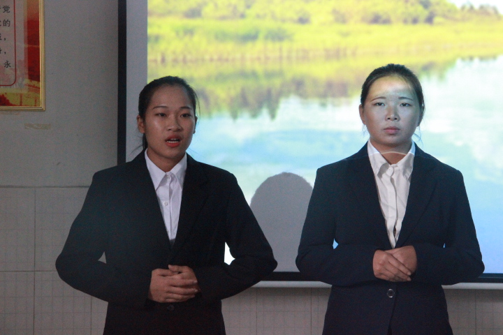 图三 参赛选手杨慧君与潘彩(陈宝玉摄)