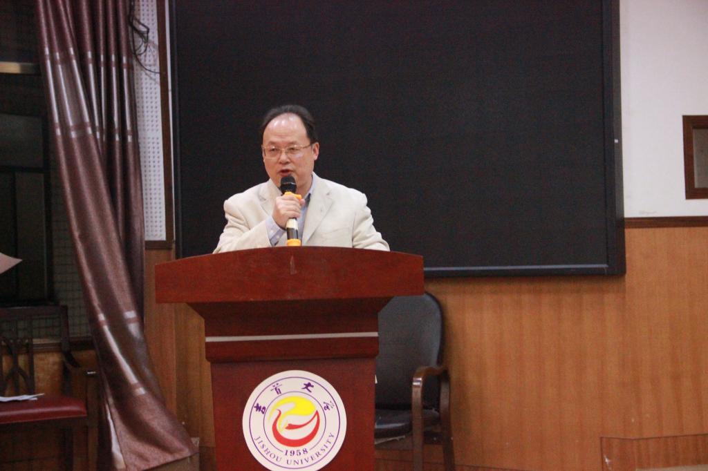 物理与机电工程公司党委书记熊文斌老师宣读征文获奖名单(付常顺摄)