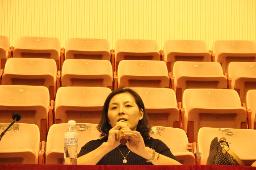 图三 吴湘军副书记本学期安排员工工作(钱硕森摄)