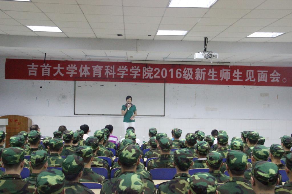 图为 刘少英教授发言