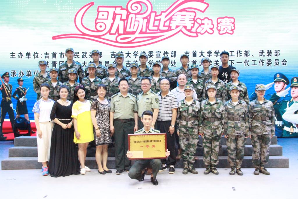 图为公司参赛选手与领导合照(于敏摄)