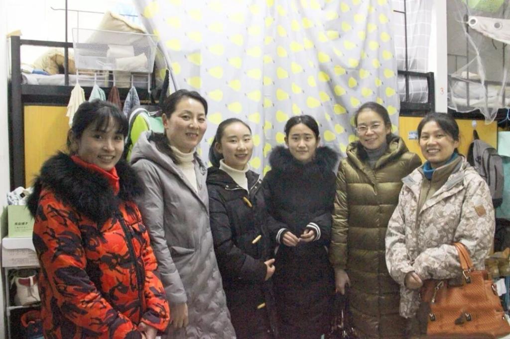 老师与同学们合影