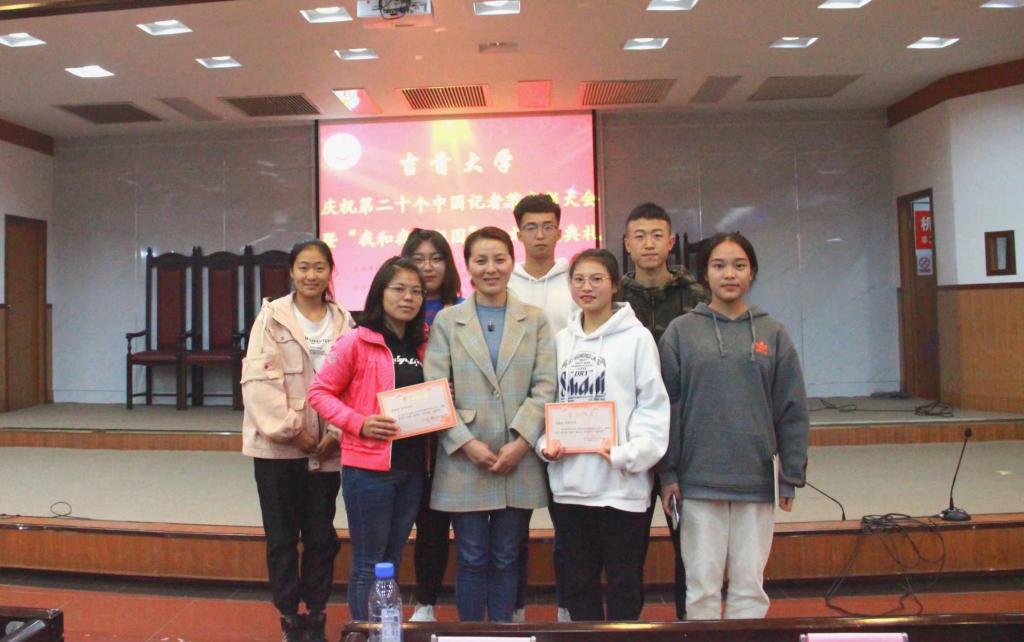 公司党委副书记吴湘军与获奖人员合影留念