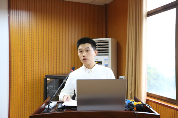 图五 为研究生代表国防科技大学何佳伟发言 孙立青摄