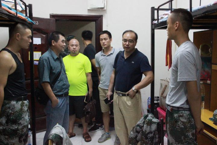 图为领导老师检查员工宿舍