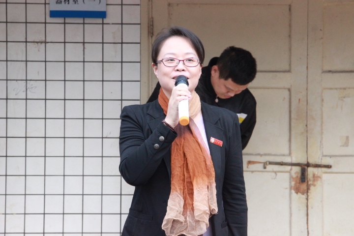 图五 王艳老师宣布比赛开始(陈宝玉摄)