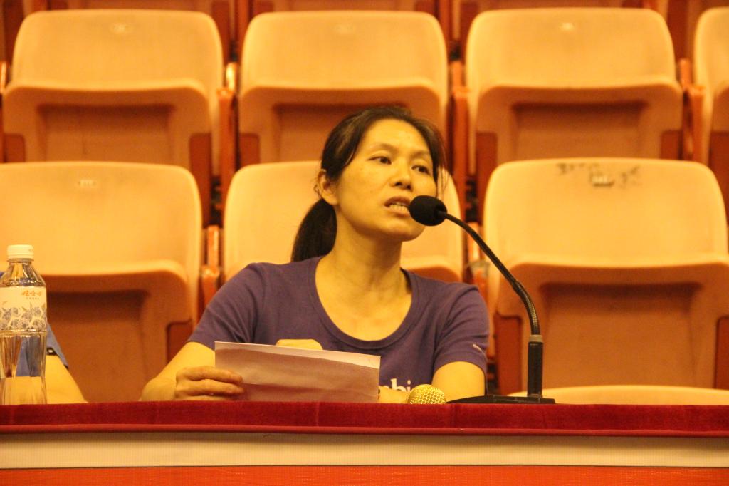 教务办主任王月英老师介绍近期教务办工作(钱硕森摄)