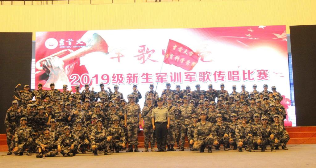 图二 军歌传唱比赛(吴湘君摄)