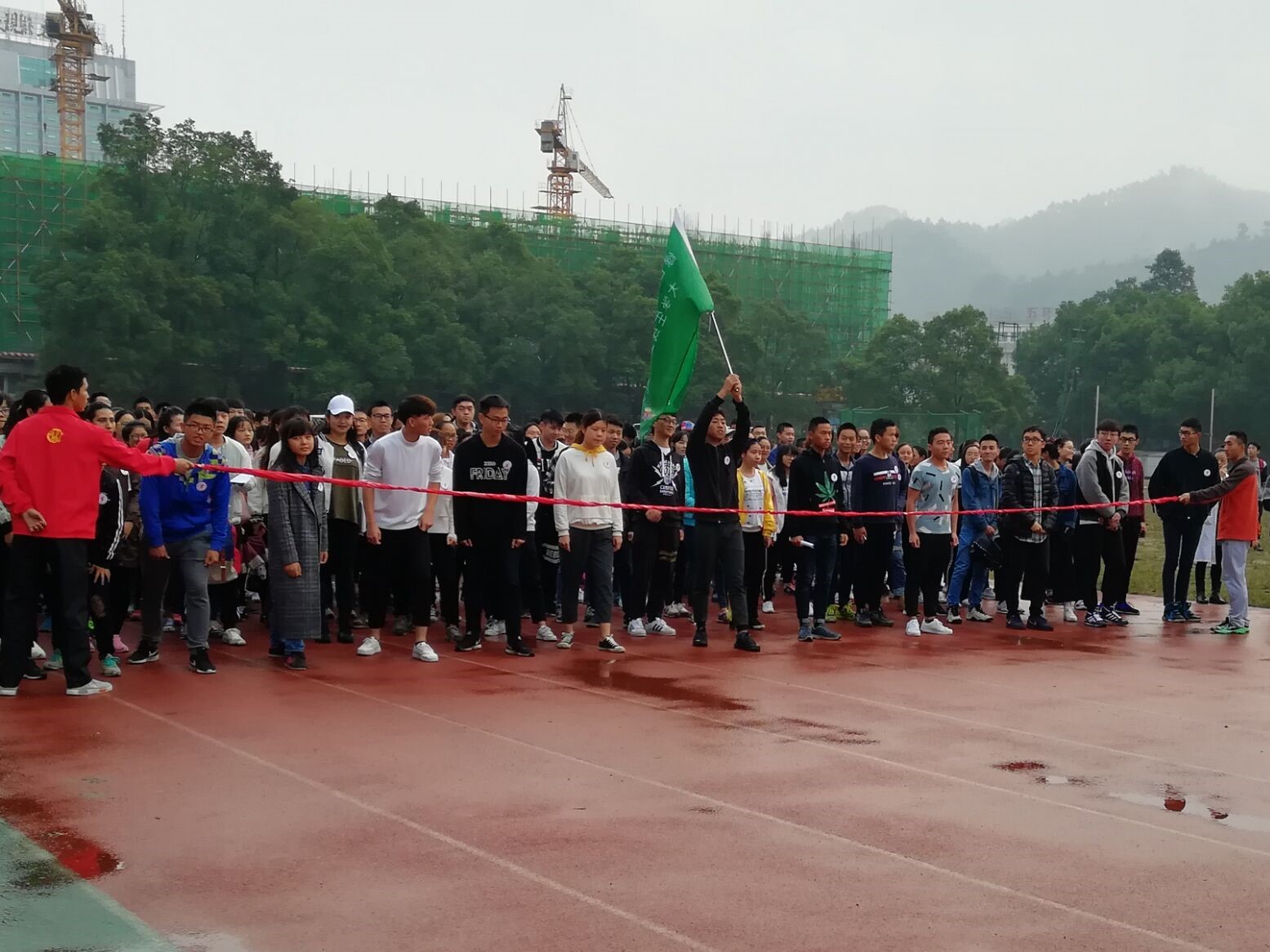 图七 参赛选手准备开跑(陈宝玉摄)