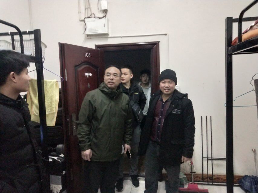 老师们检查寝室环境