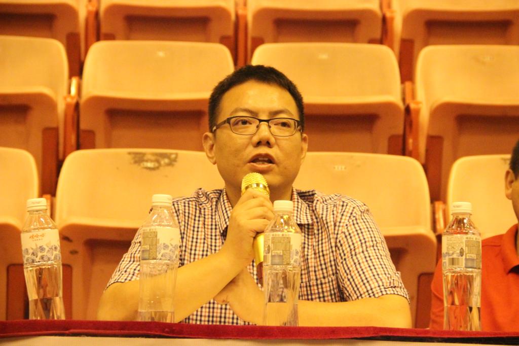 图四 万义副经理安排本学期教学工作(钱硕森摄)